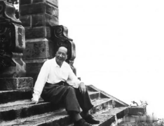1976年，毛主席去世，当华国锋赶到中南海时，毛主席已无呼吸，情急之下，华国锋迅