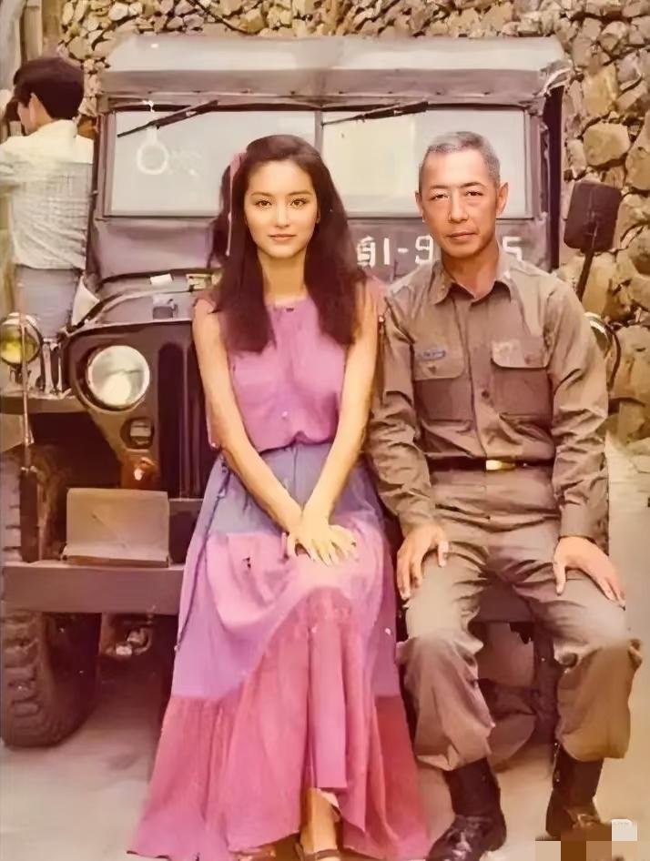 1980年，26岁的林青霞和父亲林维良在台湾留下一张珍贵合影。照片里，林青霞身穿