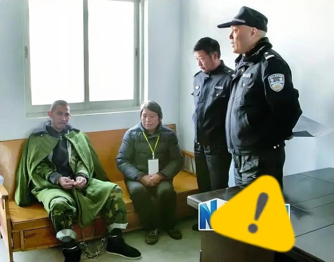 2013年，信阳看守所，闵拥军戴着镣铐，留下的一张老照片，照片中的他穿着军大衣，