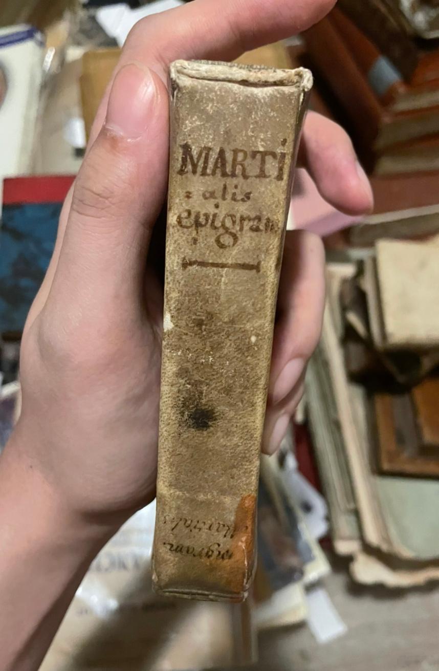 这本Elzevirii社1664年印刷的马提亚尔诗集非常迷你，大约巴掌大小。但是