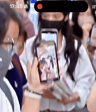卢昱晓在机场被陌生人拍头卢昱晓机场被人敲头 ​​​