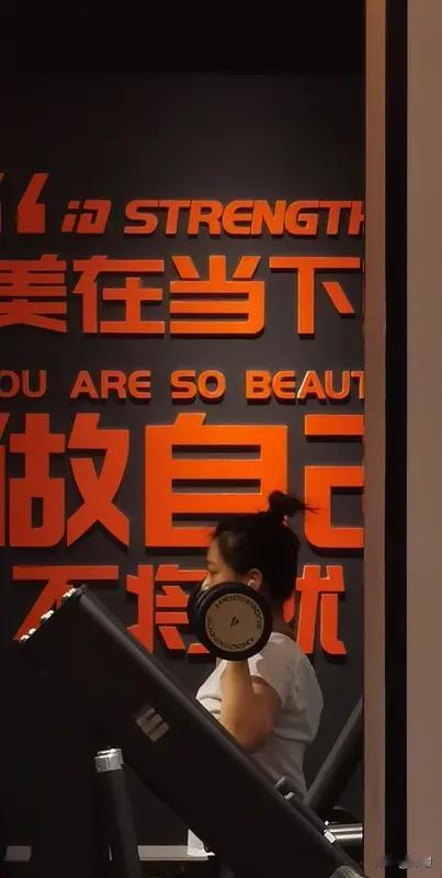  “我不选也没关系”
与其在原地纠结为什么遇不到优秀的人，不如拼命往更好的地方走