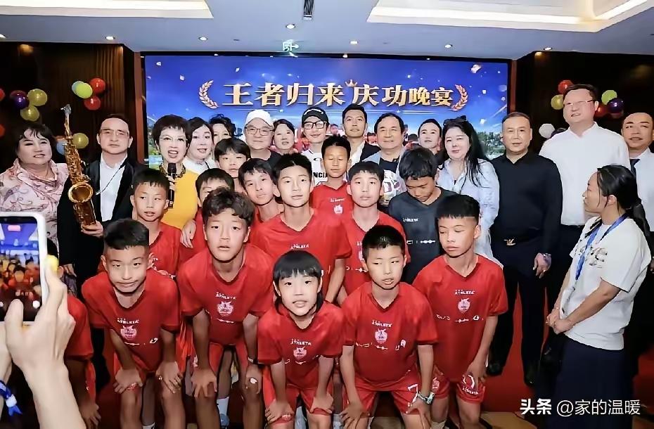 知名慈善家李晓华在给足球小将们庆功宴上捐款1000万用于青训，迅速冲上热搜！
