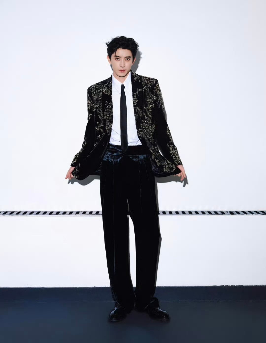 尖叫之夜男明星黑西装尖叫之夜男明星造型出图尖叫之夜男明星黑西装，大家都商量好了都