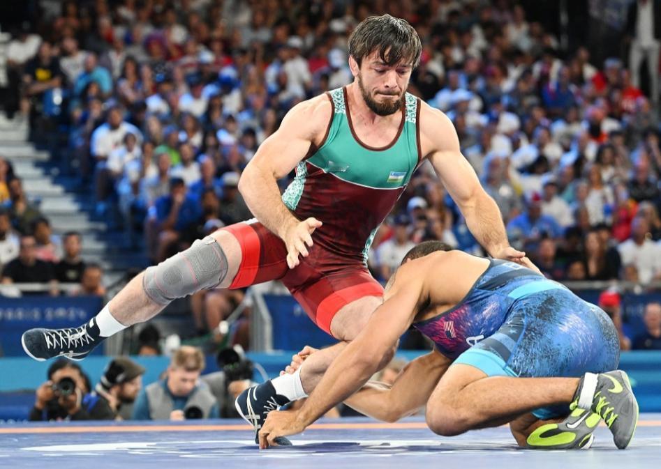 1998年2月17日，德黑兰的阿扎迪体育场里坐满了一万五千人。美国摔跤队走进场地