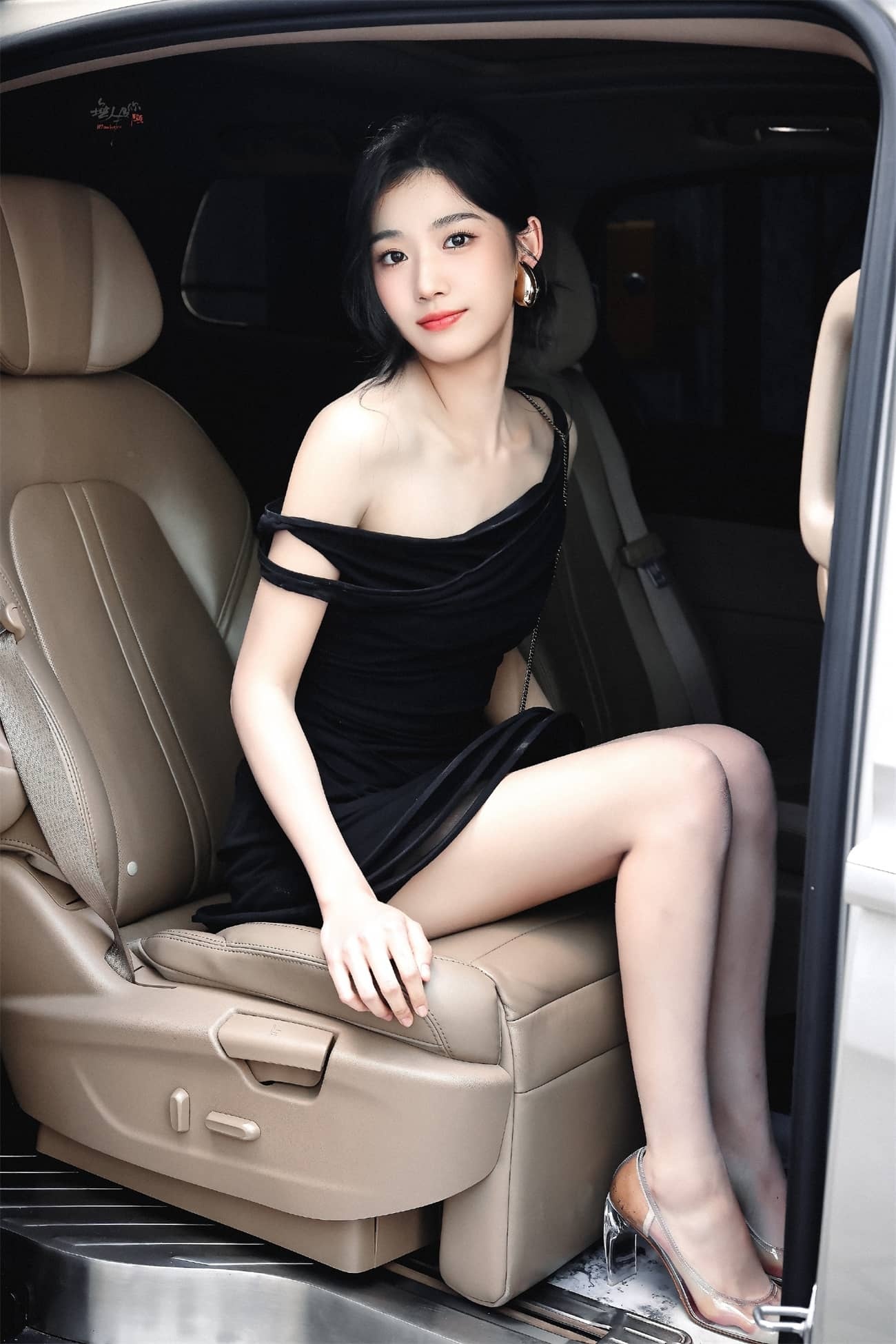 卢昱晓黑色吊带，气质迷人 ​​​