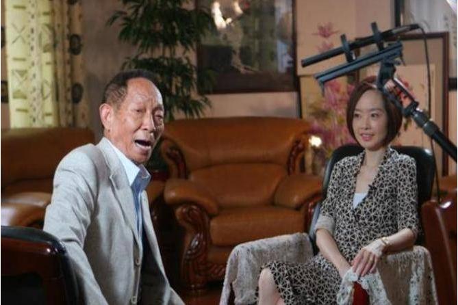鲁豫采访袁隆平：“您知道巩俐吗？”袁老说：“不知道。”“周杰伦呢？”袁老接着摇头