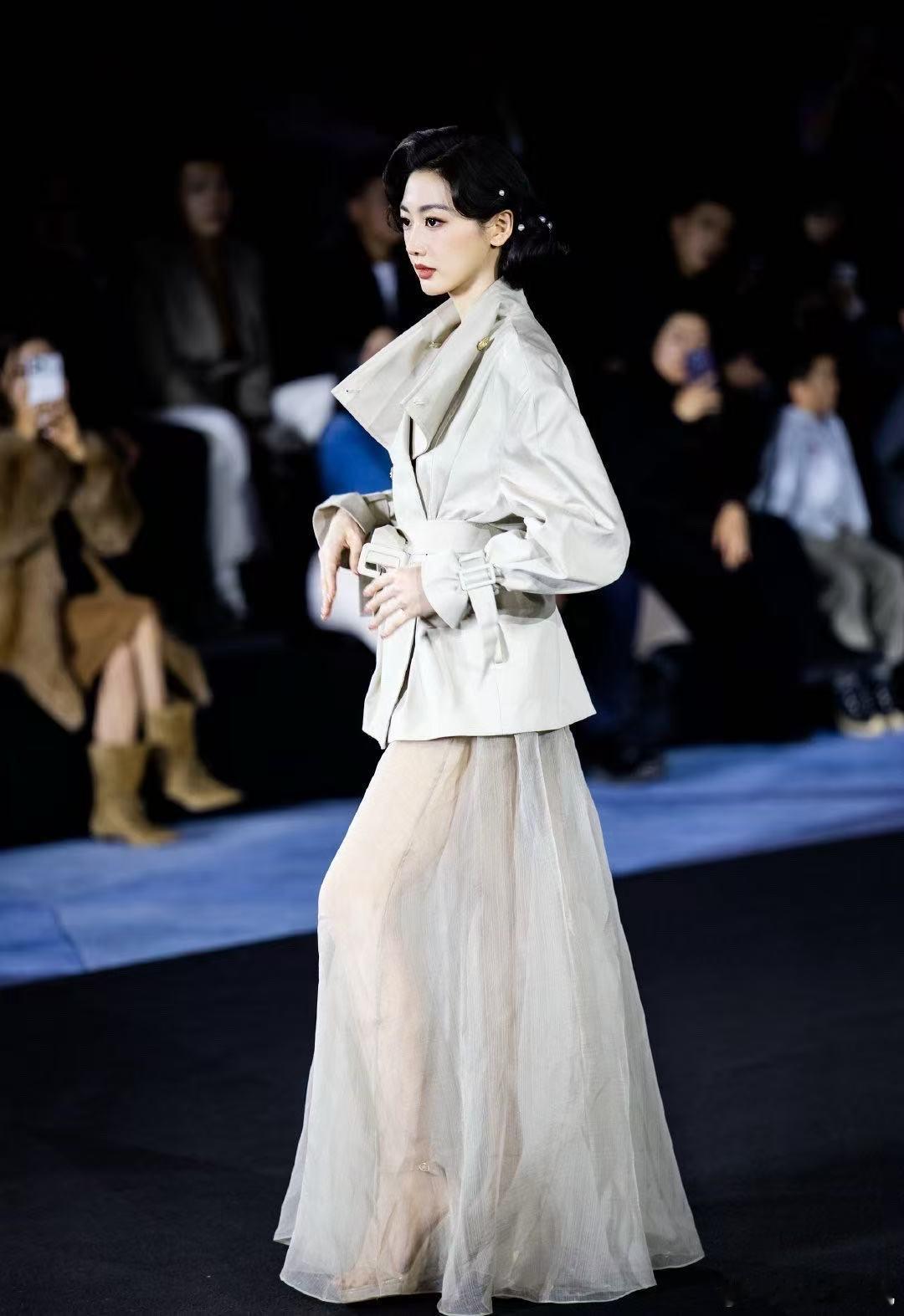 孙乐言走秀 孙乐言北京时装周芭莎走秀 干一行行一行的乐乐言 又美又飒气场全开 奥