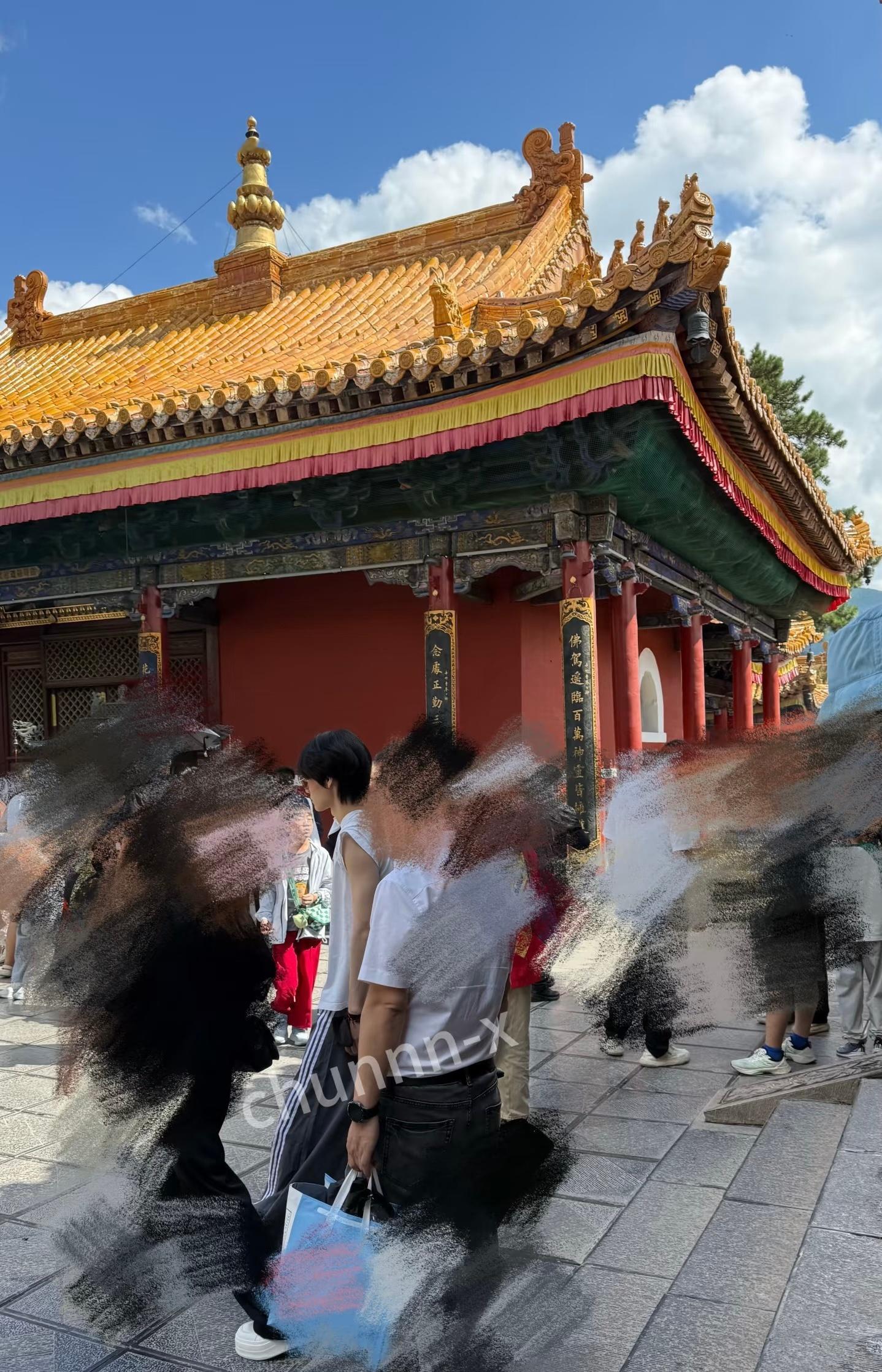五台山偶遇张真源和家人爬山五台山偶遇张真源和家人旅游