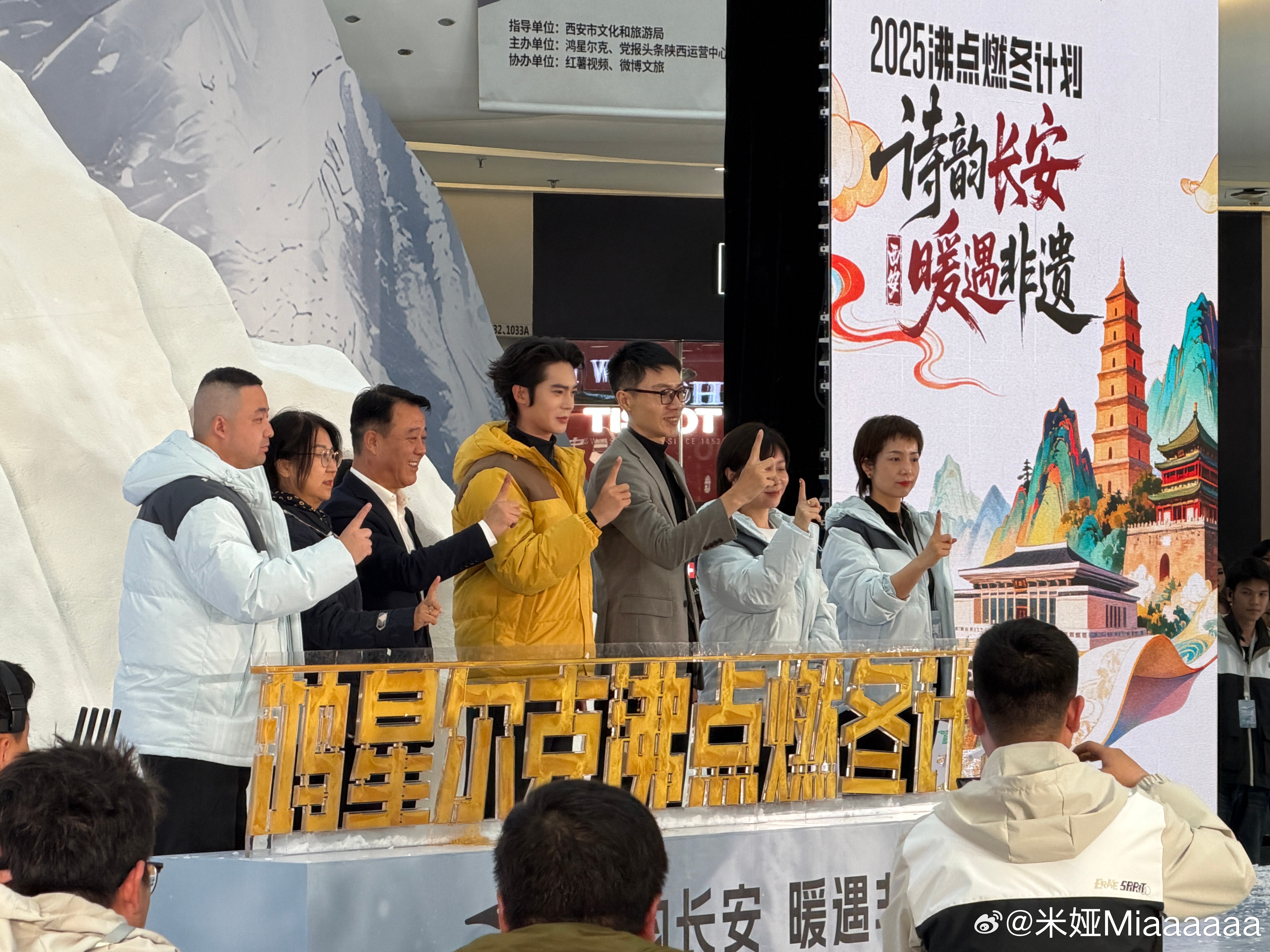 西安的朋友也太幸福了吧鸿星尔克发布会现场人多到挤不下于适穿得简约利落，状态好到发