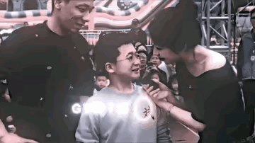 这孩子的爸爸肯定喜欢这位阿姨吧……