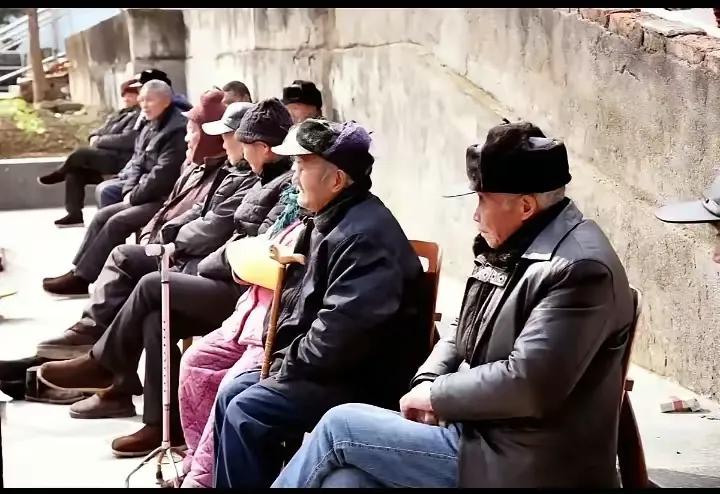 昨日英雄今日翁，
背靠南墙晒暖风。
你言我语论旧梦，
多少往事笑谈中。