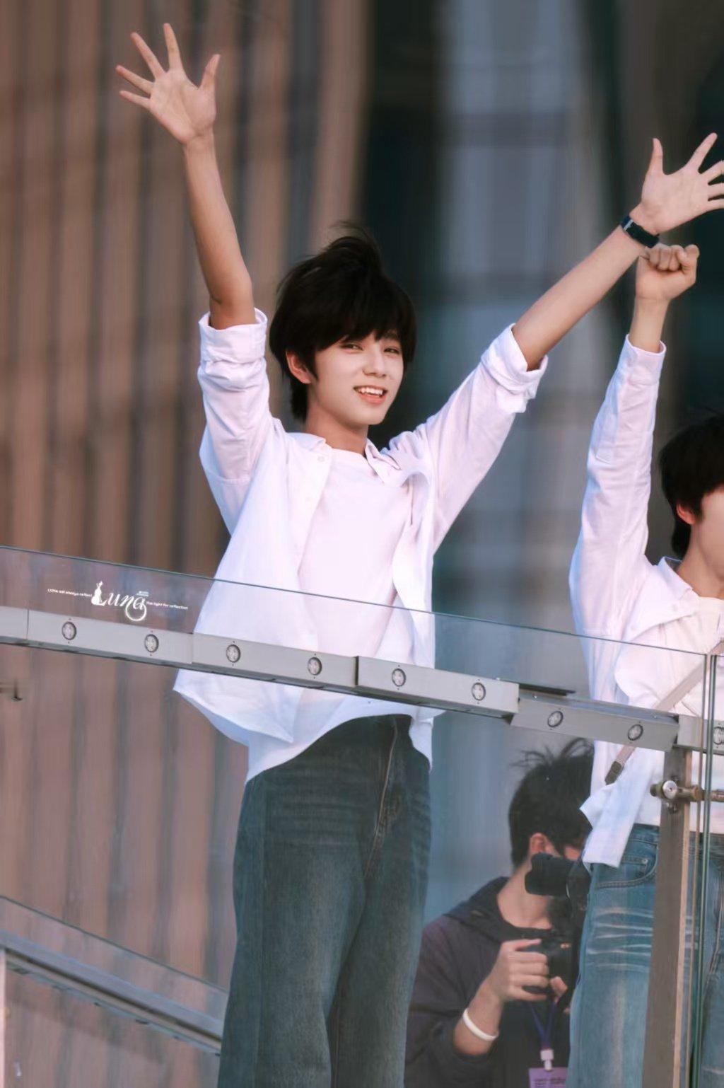 王橹杰顺利杀青王橹杰付彬言杀青快乐 lulu杀青快乐~ 