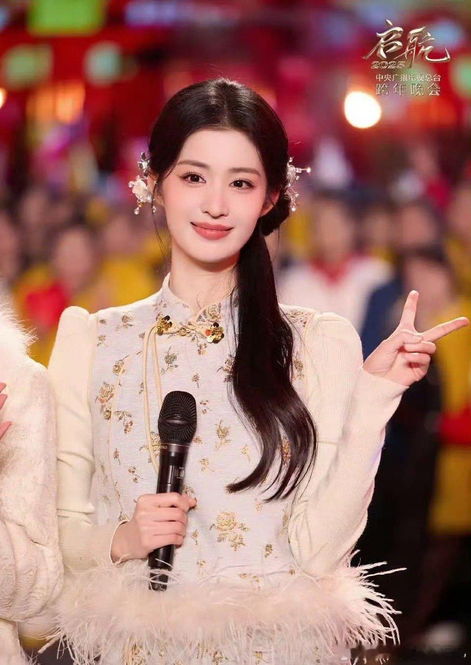白鹿王楚然周也央视跨年彩排照 王楚然央视跨年晚会彩排照🈶，船也太美了吧！期待明