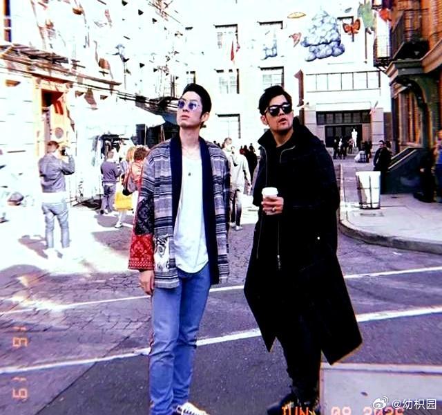周杰伦为9岁儿子庆生，吴建豪罕见同框，两大顶流褪去明星光环变身普通老父亲。 