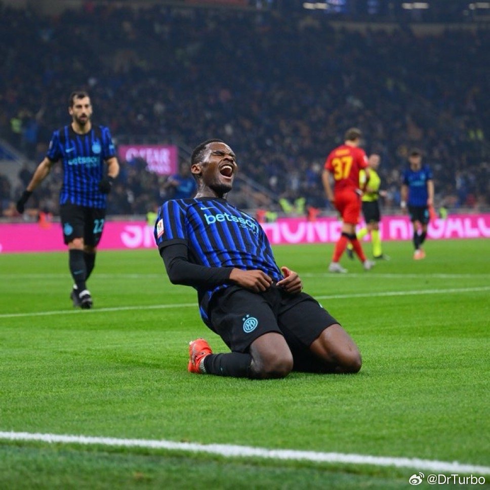 米兰体育报：博尼的小腿肌肉有些挛缩 但并不严重 他昨天在阿皮亚诺接受了医疗团队的