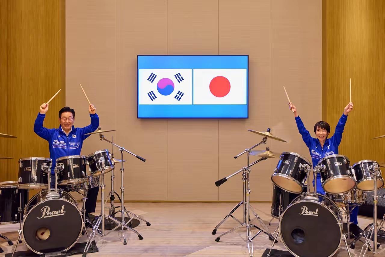 李在明与高市早苗一起打架子鼓
​李在明称赞高市早苗是专业的高手，并说自己很笨拙。