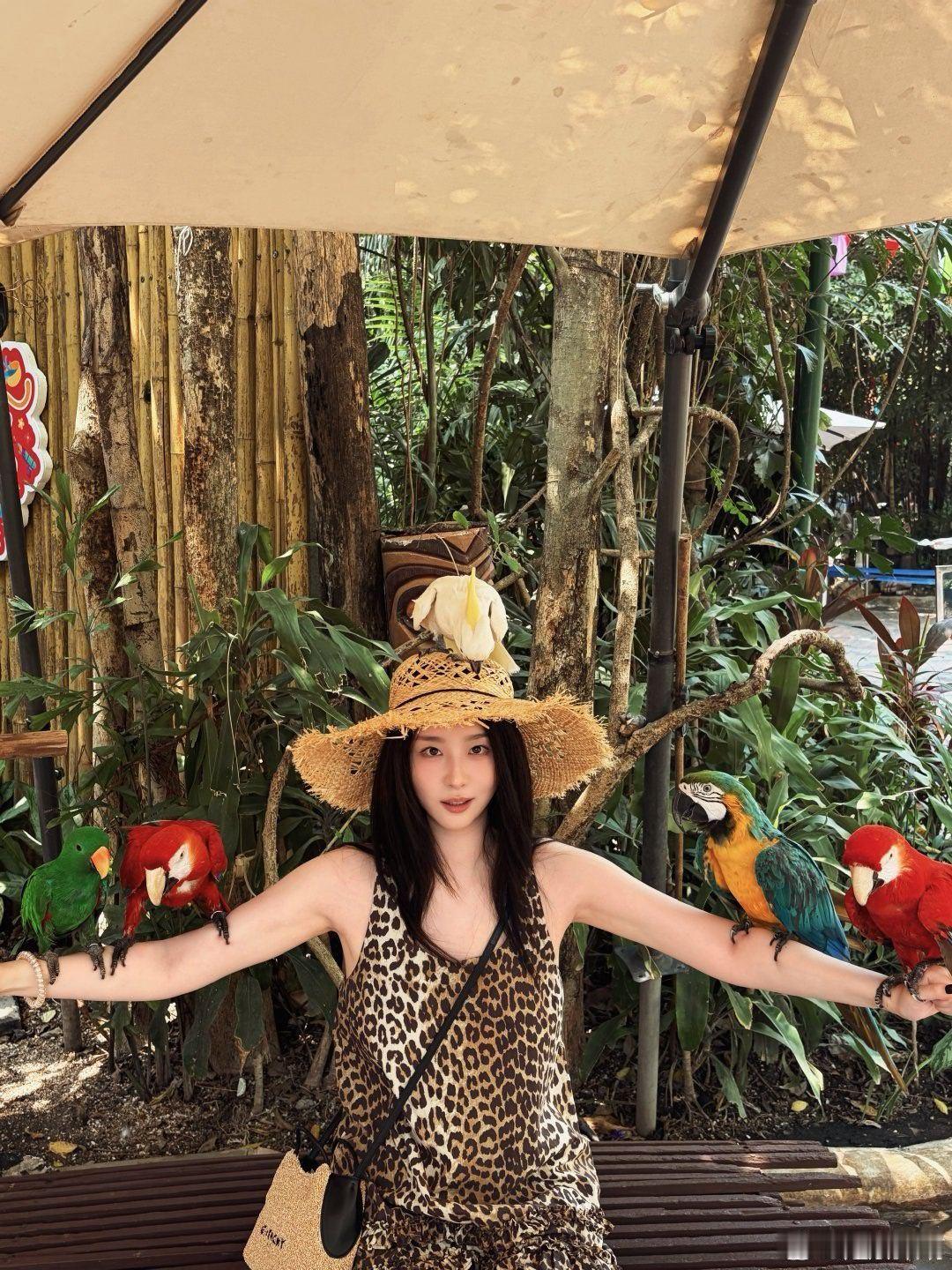 赵小棠豹纹吊带裙 赵小棠豹纹吊带裙，轻松驾驭豹纹元素，又拽又美，风格太对味了！！