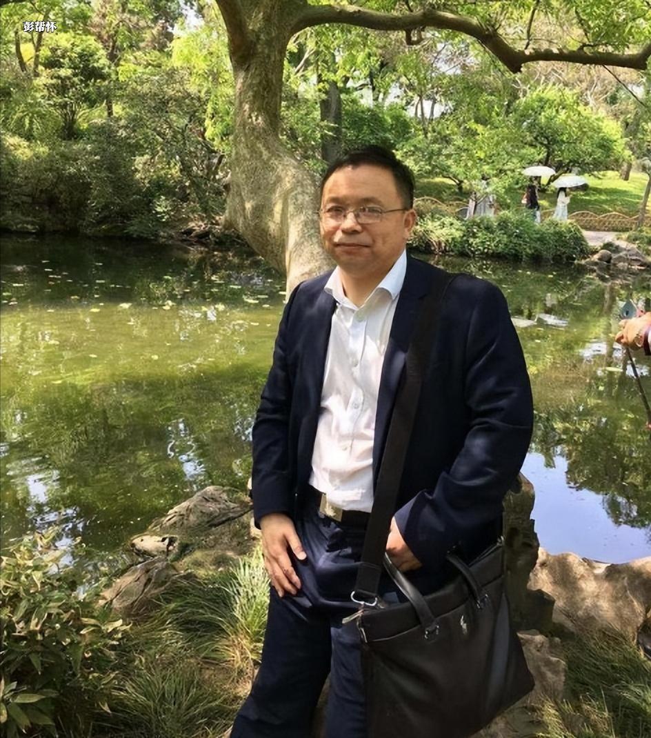 他叫彭邦怀，"毒教材"吹哨的第一人，在教材纠错苦缠14年，22场官司，一次都没有