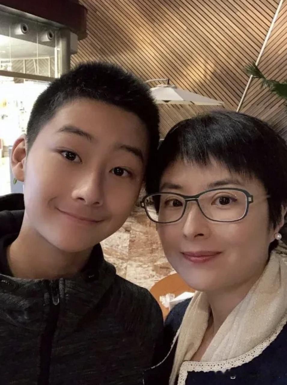 42岁的“央视名嘴”张泉灵辞职后，趁60岁的丈夫不注意，带着147万存款前往上海