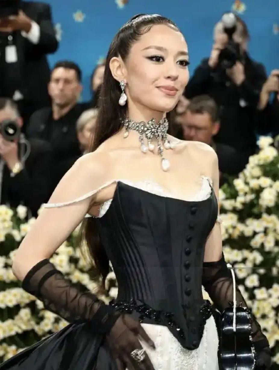 郎朗的父亲曾说：“刘亦菲想追郎朗被拒绝了，我儿子这么优秀，只有皇室公主才配得上他