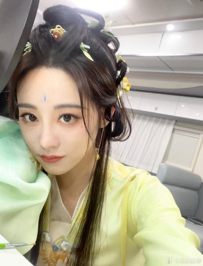 祝绪丹手机里面到底有多少慕瑶自拍 祝绪丹《永夜星河》认真看剧本的慕瑶姐姐好可爱[