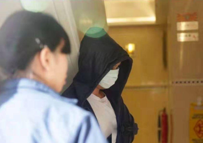 去香港旅游购物很正常，但有一对内地夫妻拿着双程证过去，非但没花钱，反而带起了一个