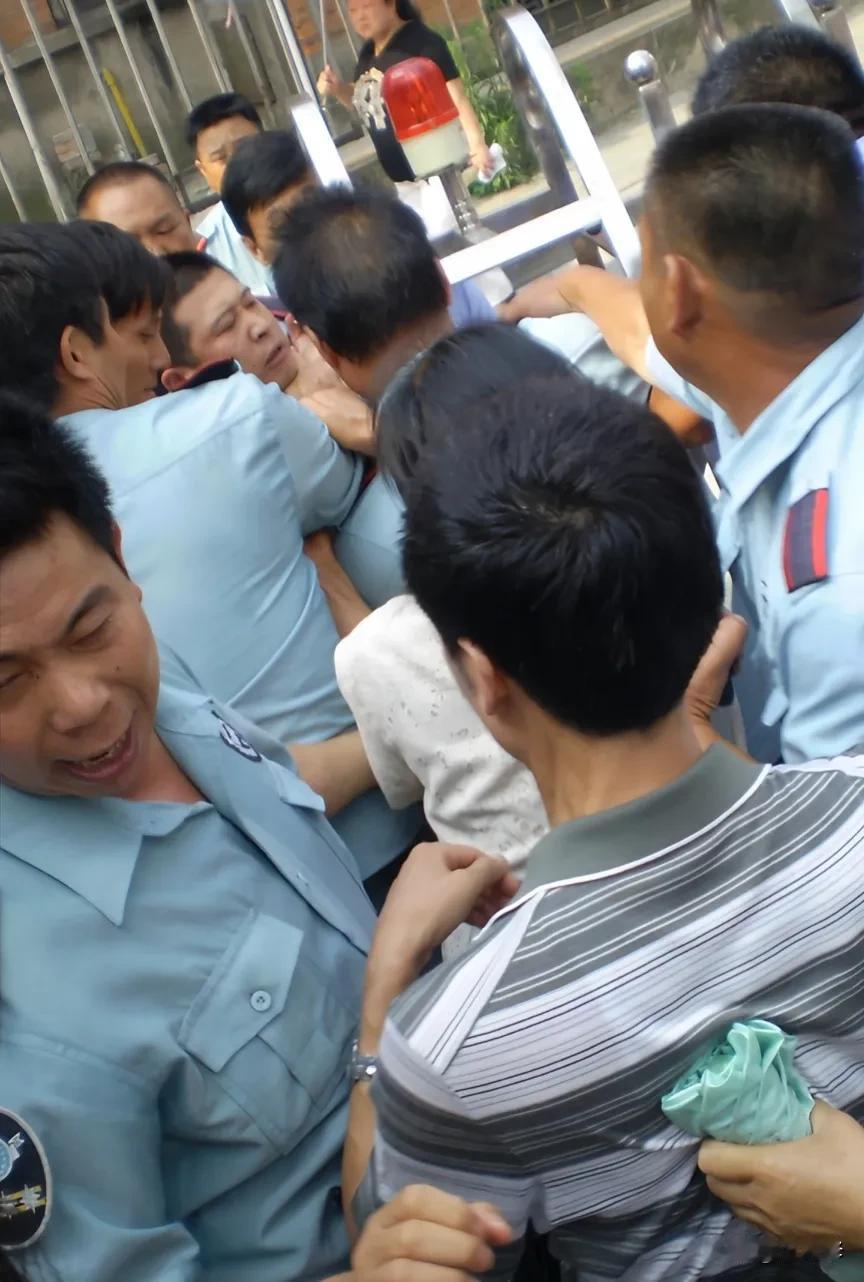 在我国，你不得不服的三家公司:

1.地产公司

看房前，门口保安玉树临风，前台