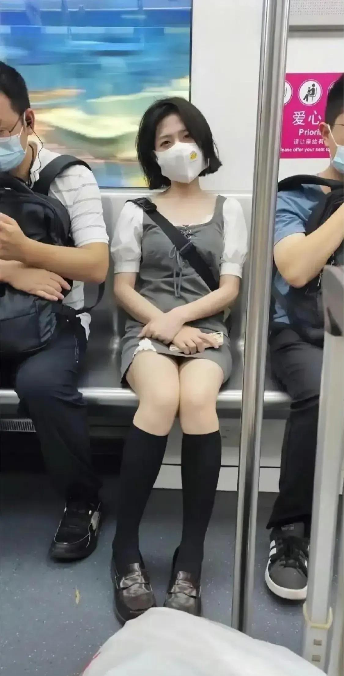 如何化解尴尬？
很想知道这2张图哪个先拍哪个后拍的……