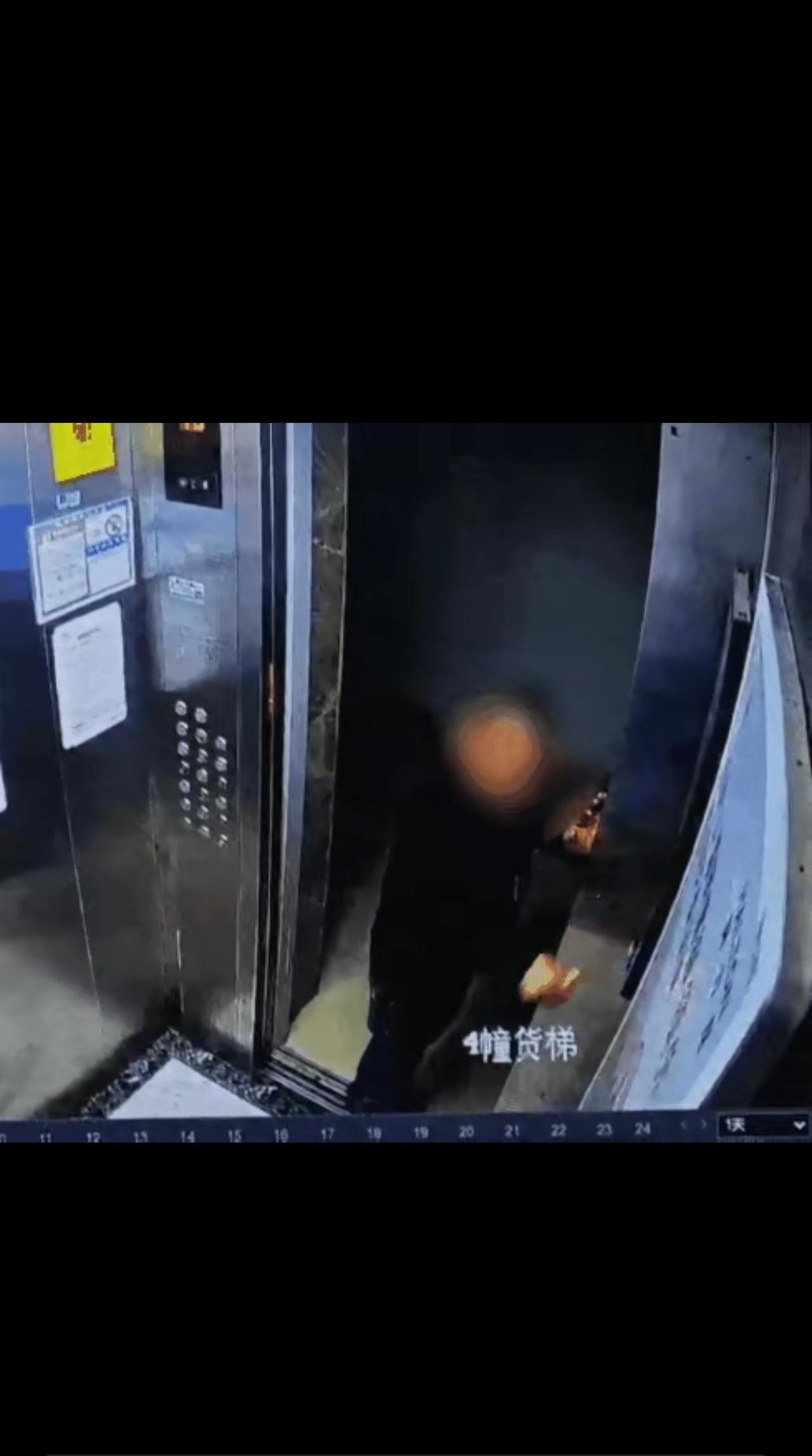 “罚轻了？”江苏苏州，男子喝的醉醺醺进了小区电梯，一通猛砸内壁，手掰电子屏，掏出