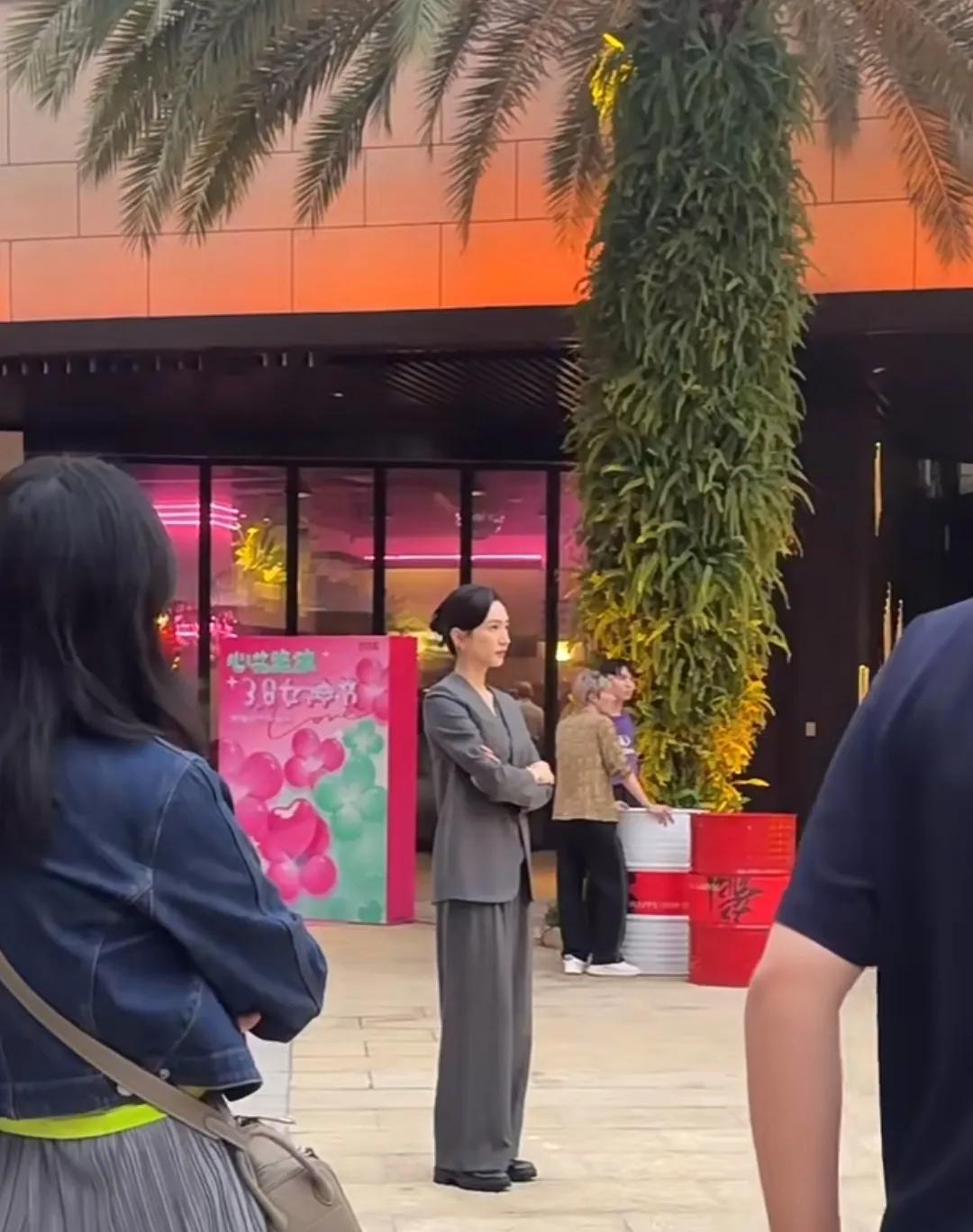 广州偶遇江疏影拍摄电视剧《月色正浓》，江江好瘦好高好美，明星气质确实是很好，身材