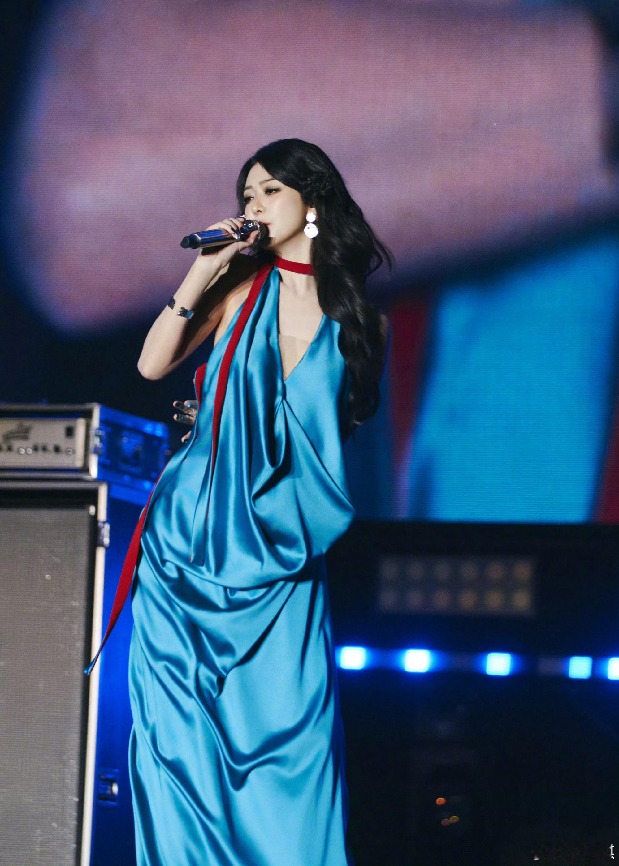 薛凯琪灵珠变魔丸 薛凯琪把圣诞仪式感焊在头上！圣诞树发型满是细节巧思，彩条与蝴蝶