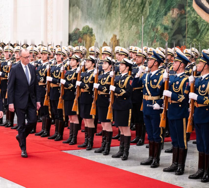 2月25日德国总理访华第一天，亮相人民大会堂出席北京欢迎仪式，检阅三军仪仗队时表