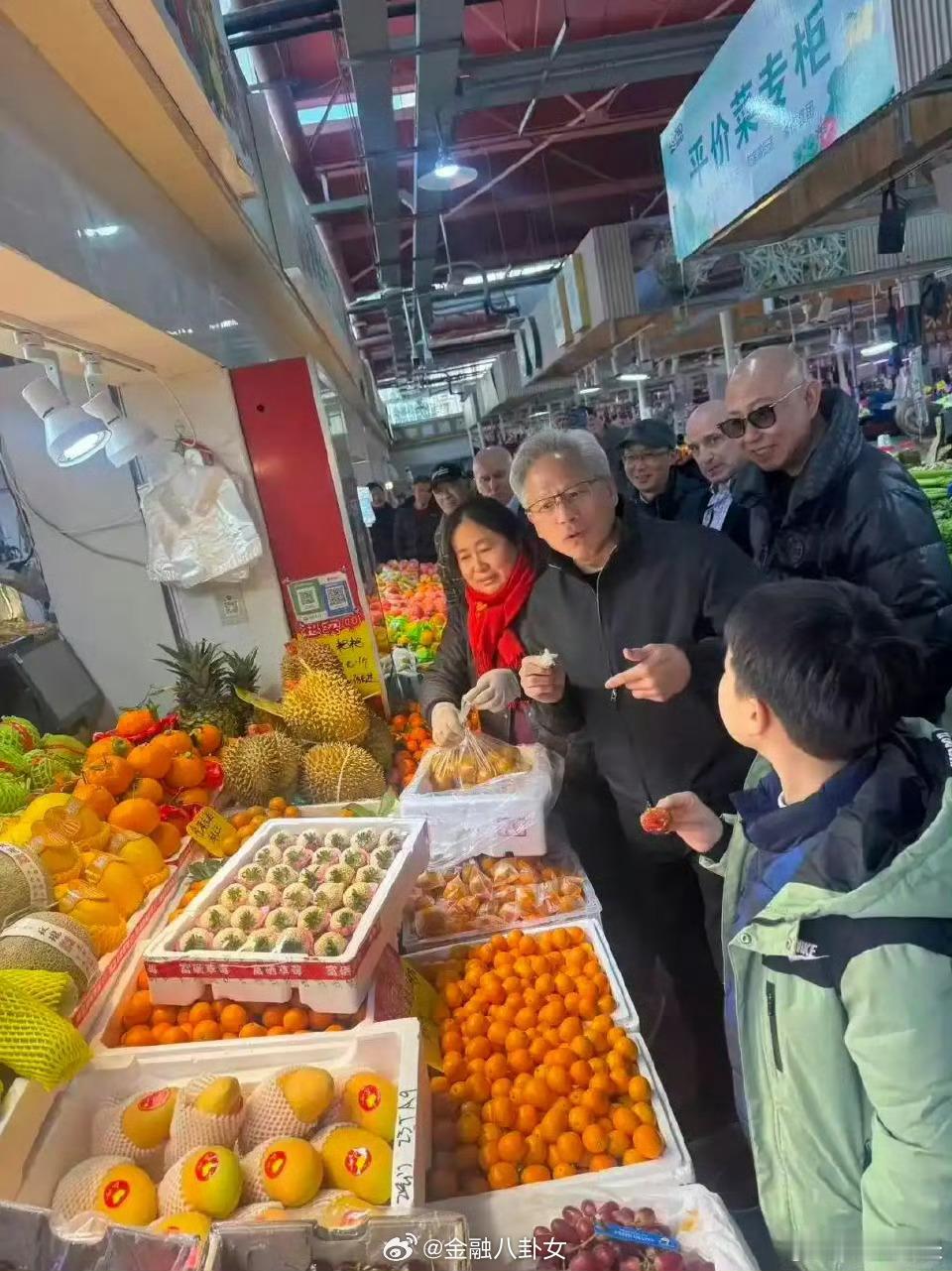 黄仁勋现身上海菜市场英伟达创始人黄仁勋被网友拍到现身上海陆家嘴乳山路锦德菜市场