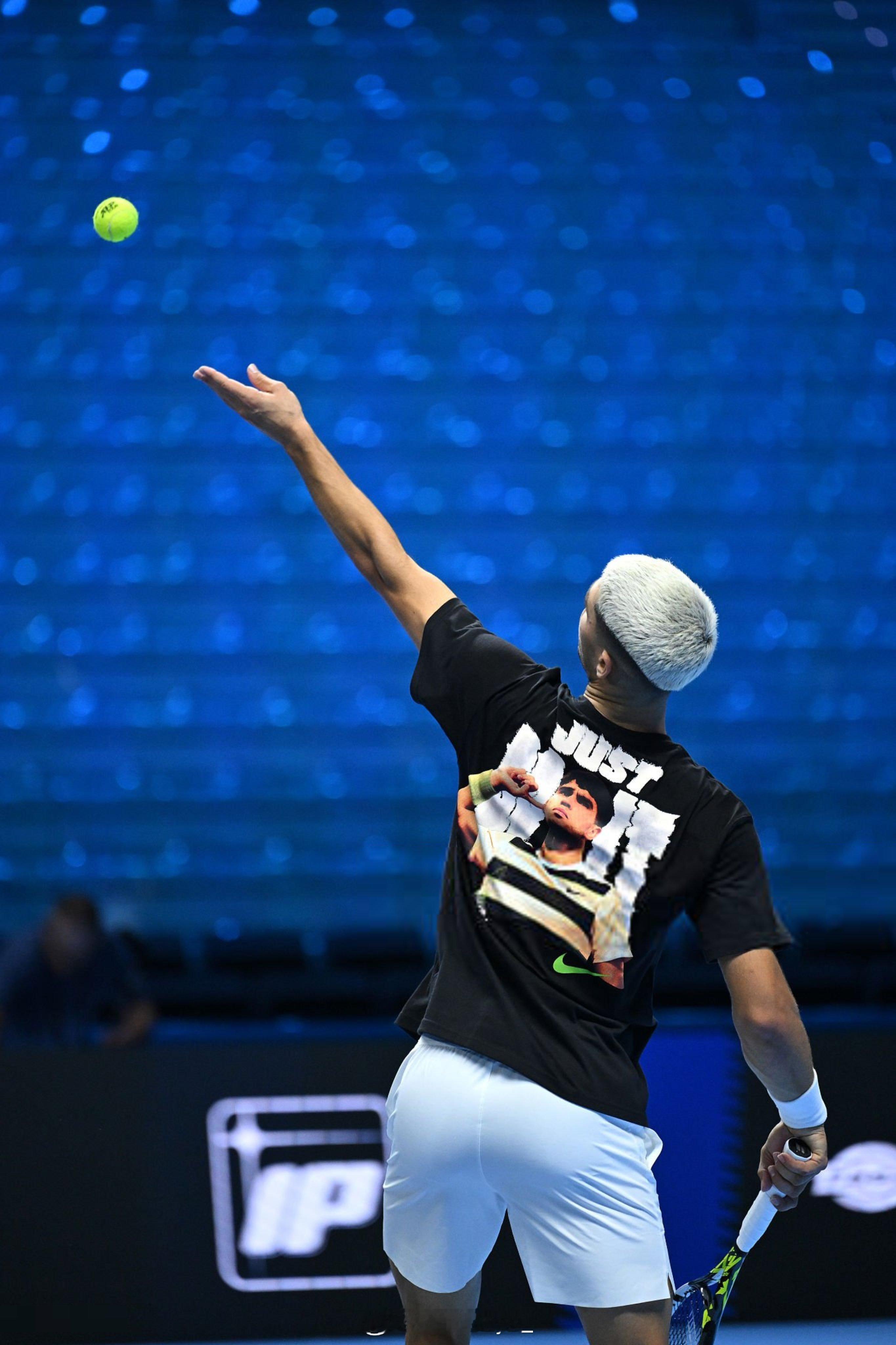 你鸭现在的头发被室内赛昏暗观众席衬得更白了阿尔卡拉斯｜atpboys ​​​