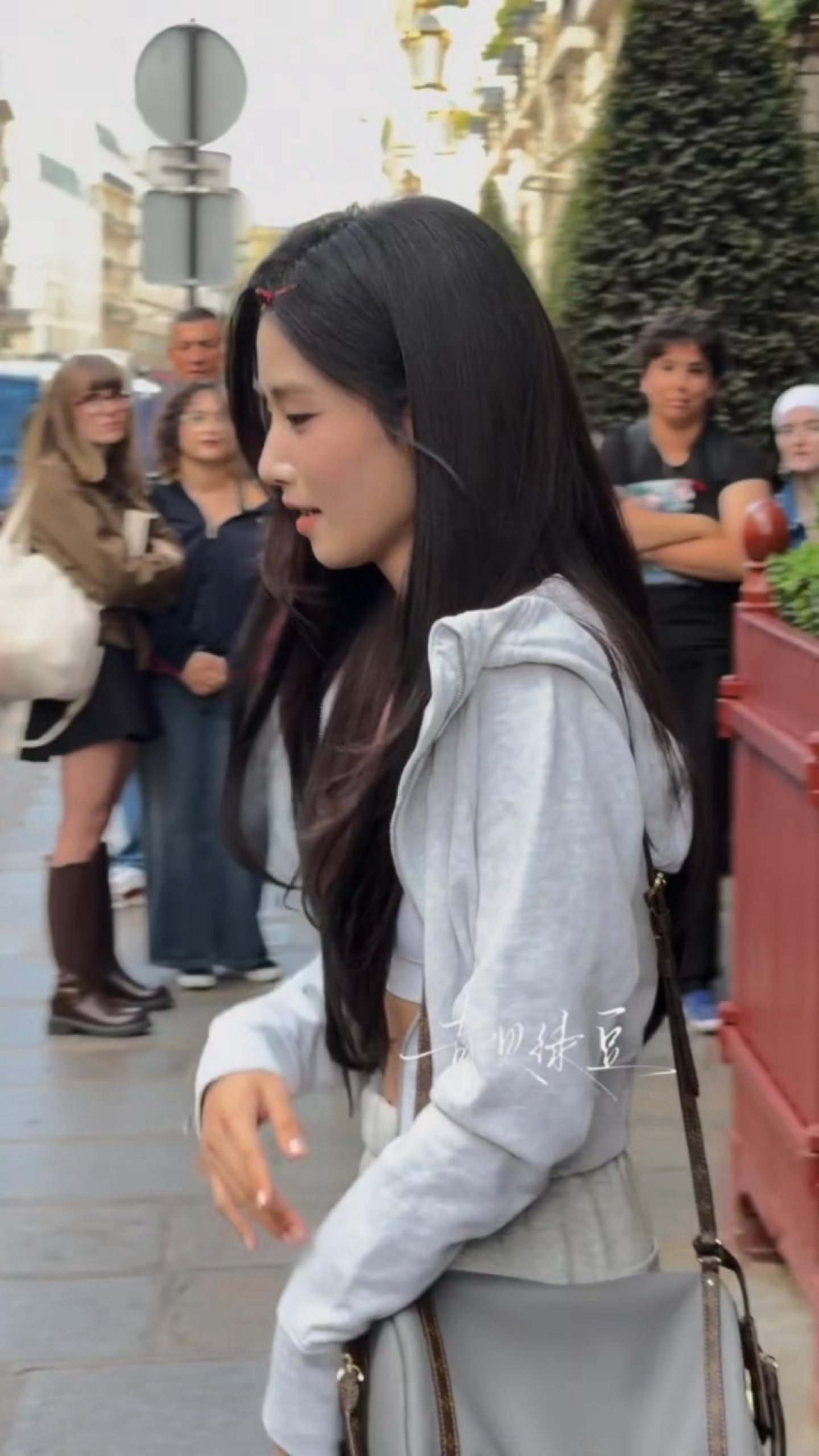 扑面而来是噜噜身上的香气[可憐]女神闪耀巴黎ing卢昱晓看秀前直播卢昱晓巴黎时装