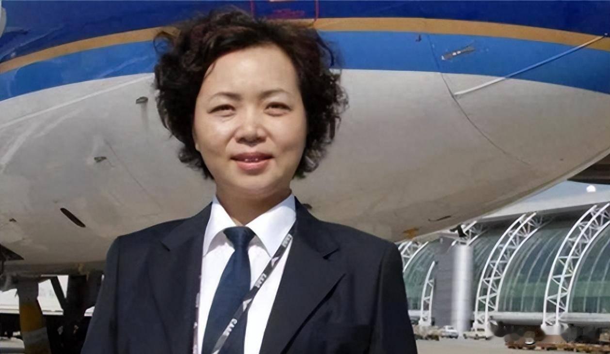 刘宇环，出生于飞行世家，中国空军第六批女飞行员、空军首批本科女飞行员；母亲董锁箴