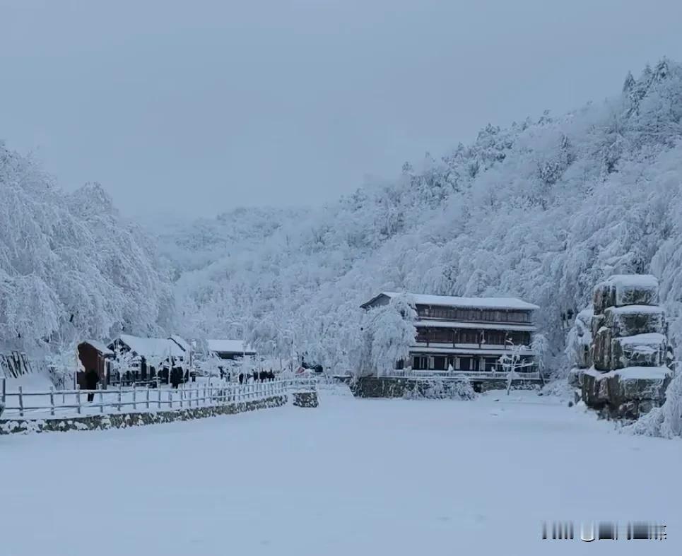 近日，秦岭汉江源迎来了一场大雪，呈现出美如画的雪景。连绵的山脉在白雪的装点下，宛