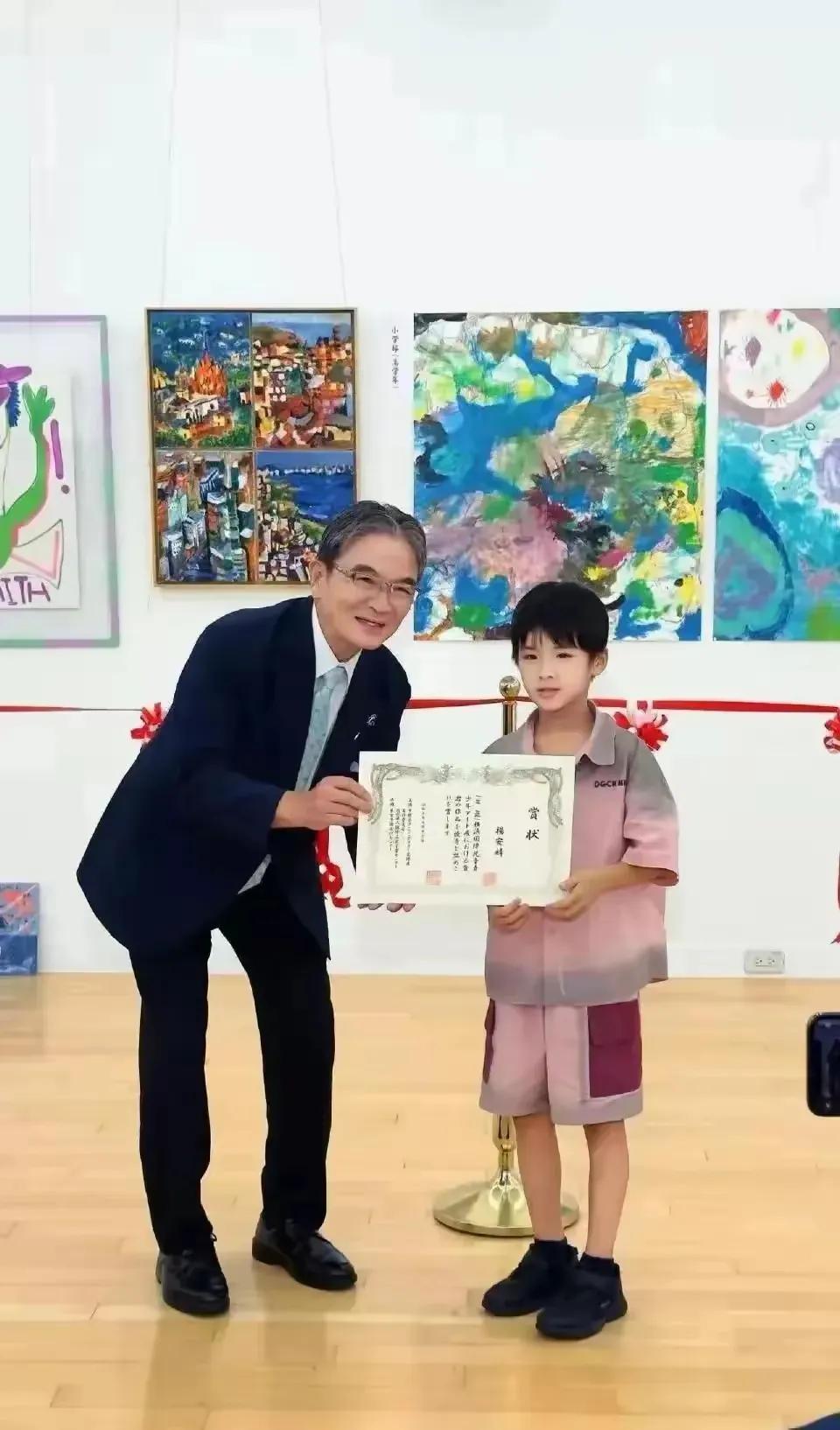 恭喜黄圣依小儿子在日本画展得奖！
黄圣依陪儿子参加日本儿童画展，万万没想到的是，