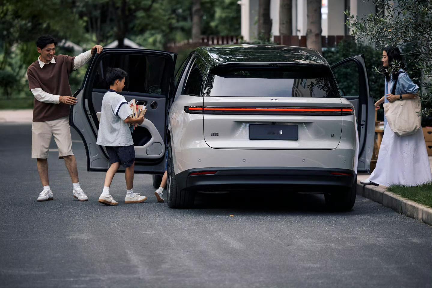 接下来非常期待的一款纯电SUV，就是理想I8 ，定档7月29日发布，之前官方也晒
