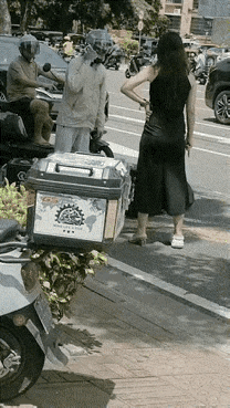 首先我意识到一点：就是这种女人，家里的男人没有少遭罪！

其次：太平年代女人都不