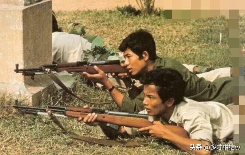 尽管目前对于苏联军事工业的杰作西蒙诺夫SKS卡宾枪（半自动步枪）是否参加了第二次