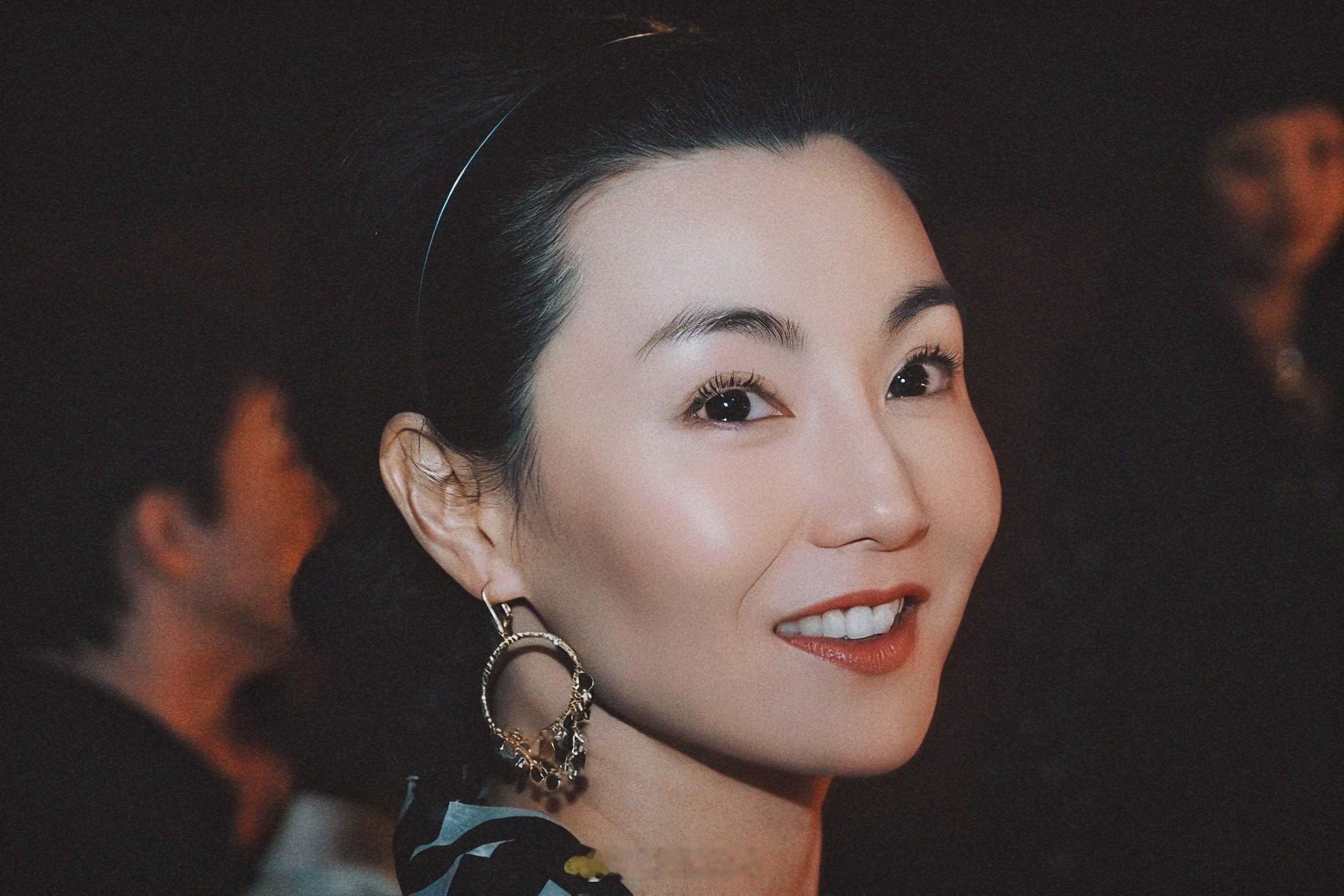 好美的女神，像一只优雅、靓丽、灵动的猫咪，笑容轻漾着贵气与可爱——张曼玉 当年做