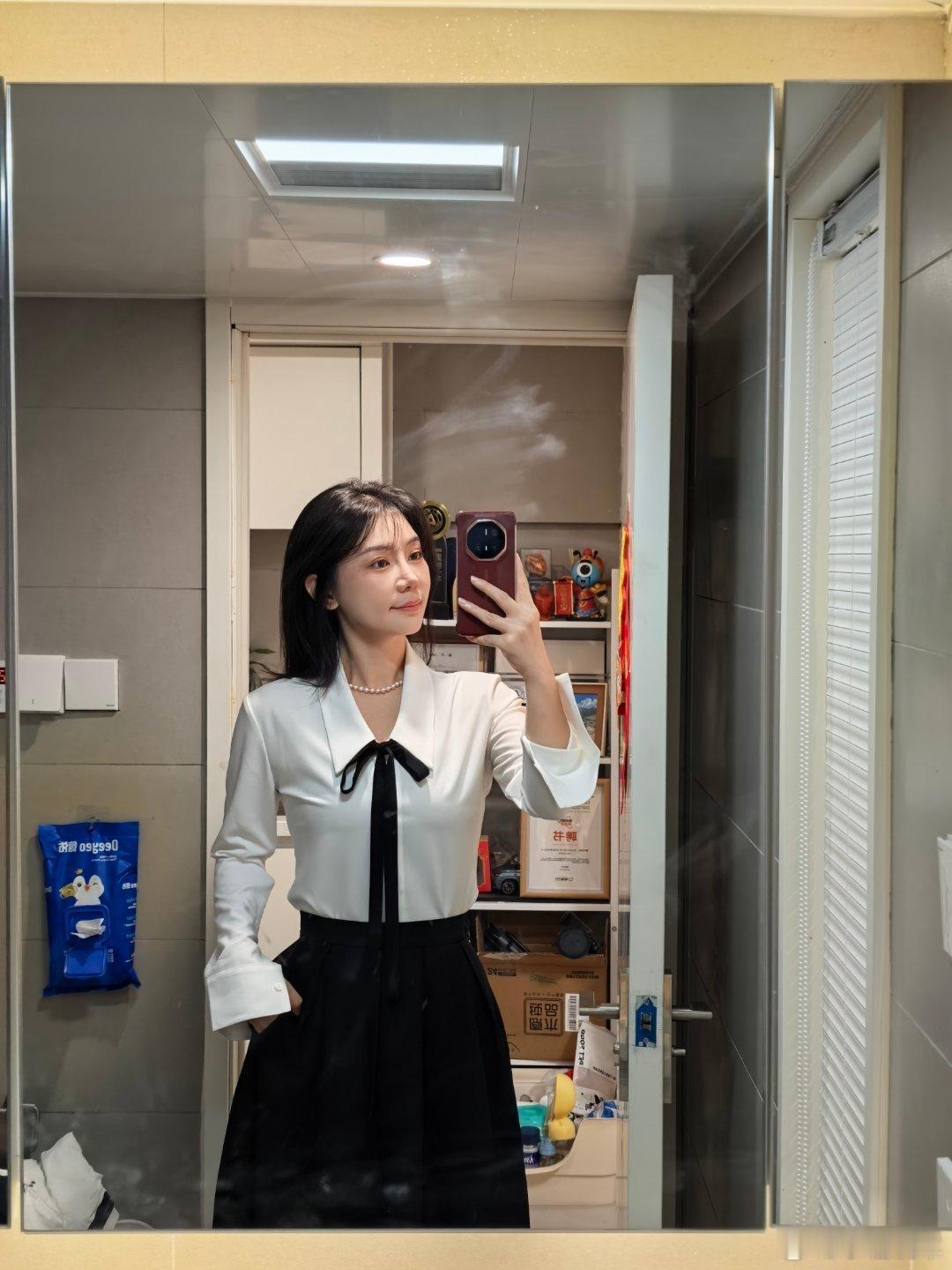 今天 8 点半就要到拍摄场地我要抓紧化妆了话说这是头一次碰到安排的这么潦草的活动