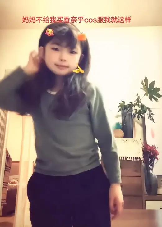 看到那个为买COS服，学着网红跳舞赚钱的小学生，心里真的是一缩。很多人第一反应是