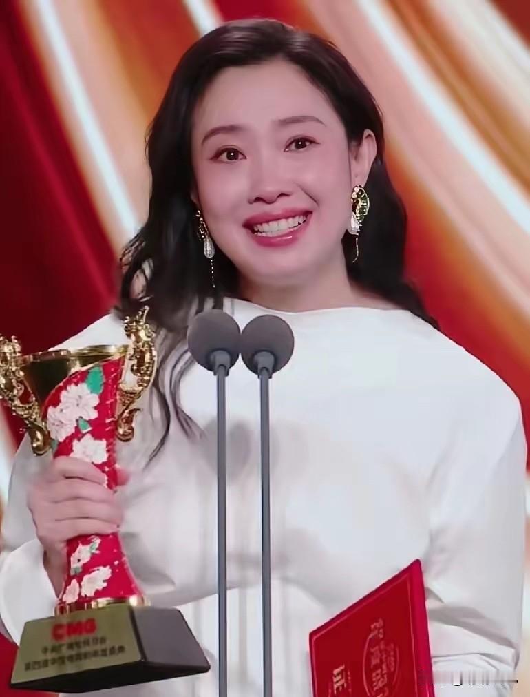 今天最高兴的女明星，
恐怕就是王佳佳了吧，
一个30多岁籍籍无名打算退演的演员，