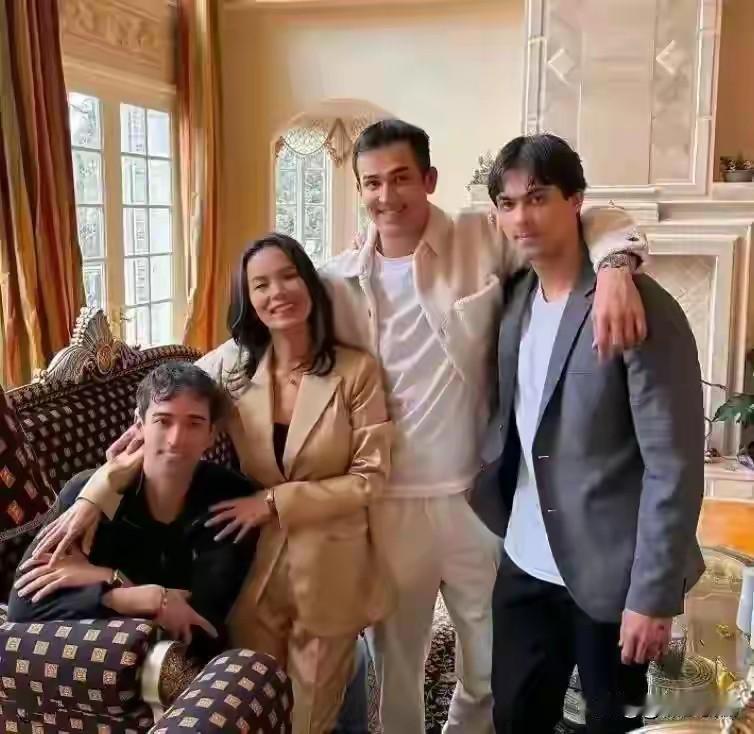 歌手韦唯婚姻虽然不幸福，但是她有三个帅气的儿子，这是最大的底气。看到他和三个儿子