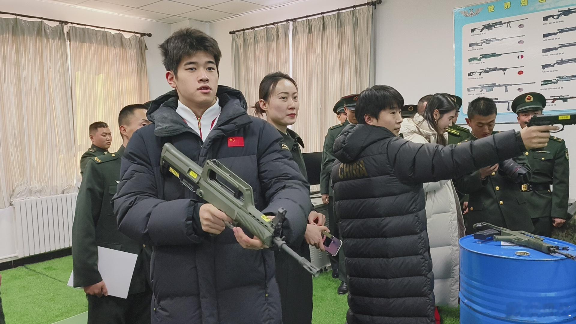 奥运冠军在新疆  看看 潘展乐  和李越宏的射击啊。小潘在现场拿着模拟枪就不撒手