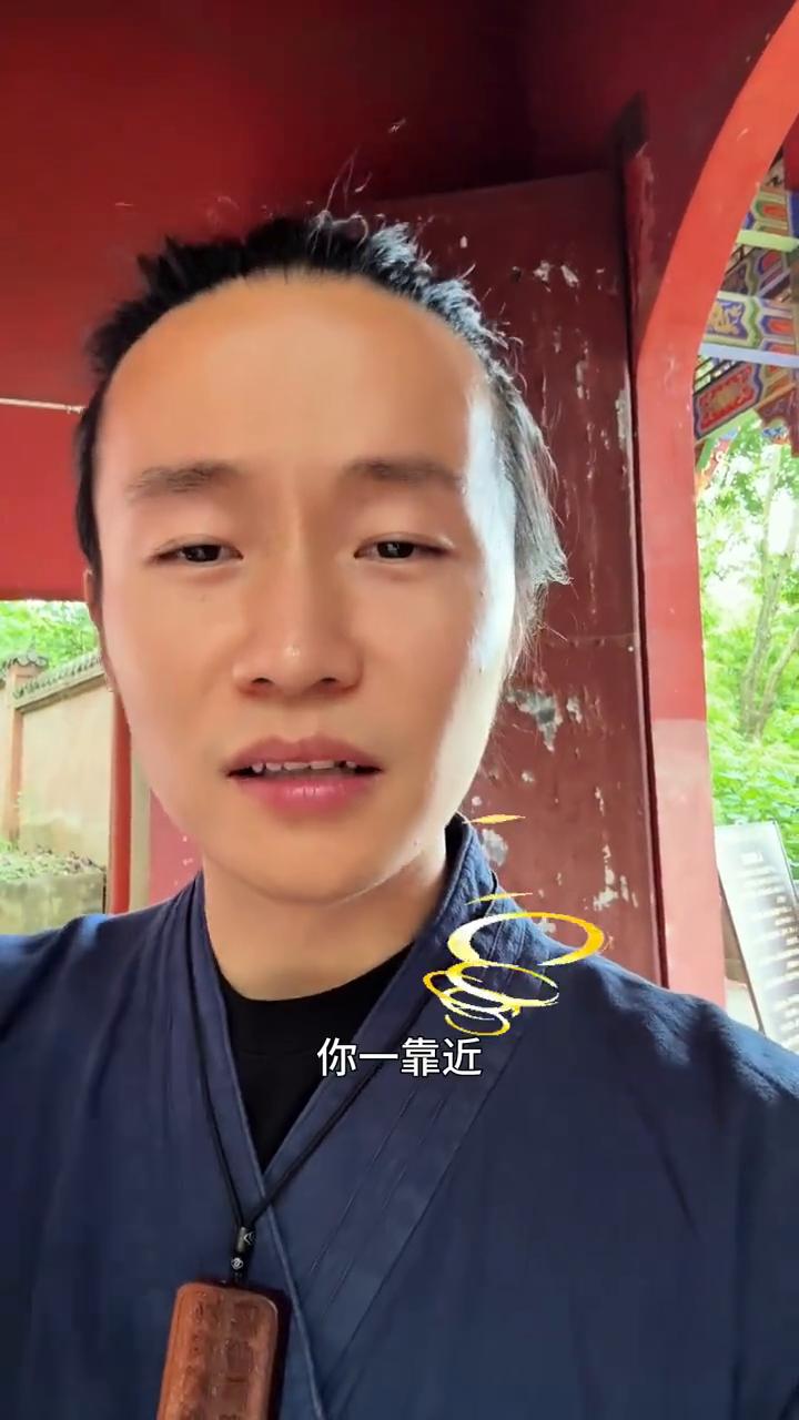 记住不要去接触那些风尘气很重的人，无论是男是女，我说的比较委婉，你们自己悟。这类