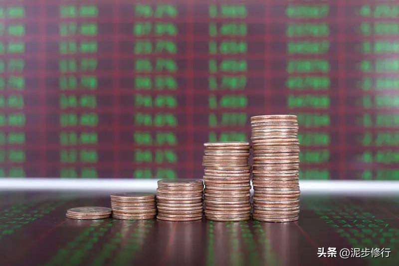同样的业绩利好，放在不同的股价位置，市场寓意完全不同。

第一种情况
标的长期在